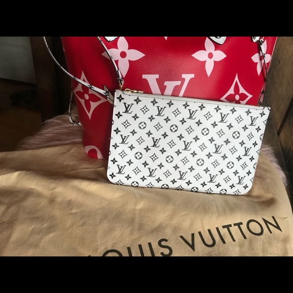 SOLD⛈Louis Vuitton Limited Ed Pouch wall - Picture 5 of 7